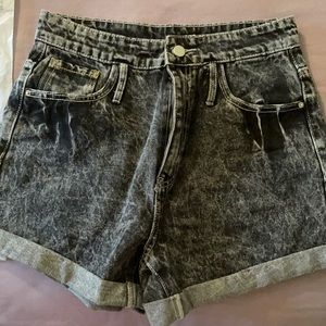 BRAND NEW Slant pocket roll hem denim shorts